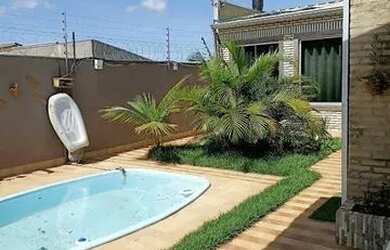 Imagem: A casa possui 3 Dormitórios, 2 Banheiros, 1 Vaga na garagem