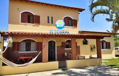 Imagem: A casa possui 3 Dormitórios, 2 Banheiros, 2 Vagas na garagem