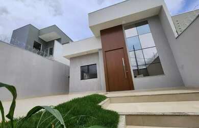 Imagem: A casa possui 3 Dormitórios, 2 Banheiros, 2 Vagas na garagem