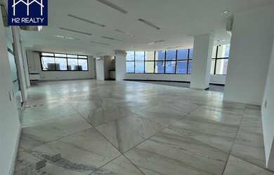 Imagem: O depósito possui 2 Vagas na garagem, 183m² de Área e está