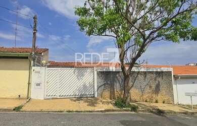 Imagem: A casa possui 3 Dormitórios, 1 Banheiro, 3 Vagas na garagem