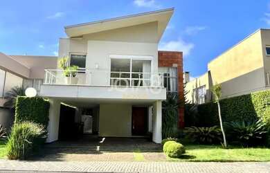 Imagem: A casa em condomínio possui 4 Dormitórios, 5 Banheiros, 2