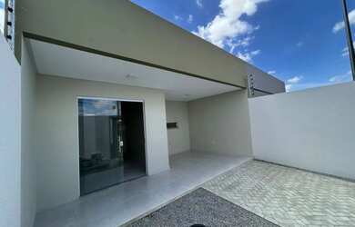 Imagem: A casa possui 3 Dormitórios, 2 Banheiros, 1 Vaga na garagem