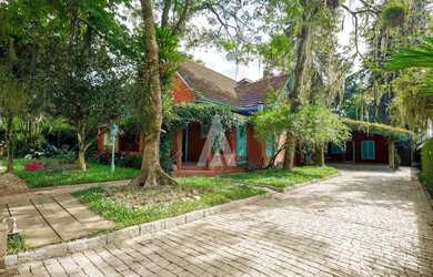 Imagem: A casa possui 4 Dormitórios, 4 Banheiros, 2 Vagas na garagem