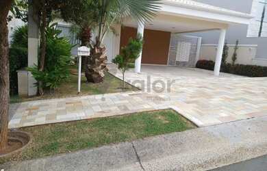 Imagem: A casa à venda possui 3 Dormitórios, 4 Banheiros, 5 Vagas