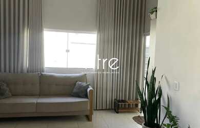 Imagem: A casa possui 4 Dormitórios, 3 Banheiros, 2 Vagas na garagem