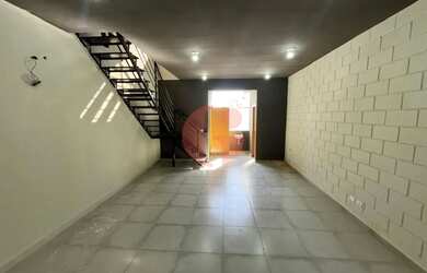 Imagem: O depósito possui 1 Vaga na garagem, 140m² de Área e está