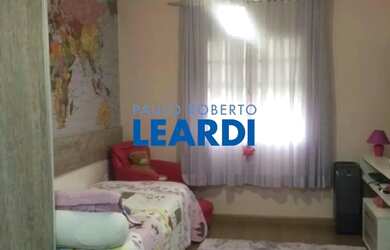 Imagem: A casa possui 3 Dormitórios, 2 Banheiros, 4 Vagas na garagem