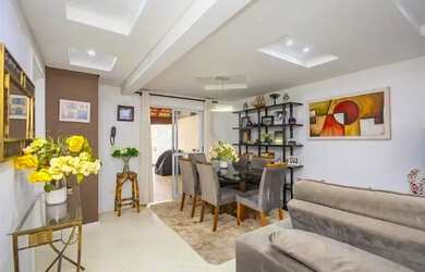 Imagem: A casa possui 2 Dormitórios, 2 Banheiros, 2 Vagas na garagem