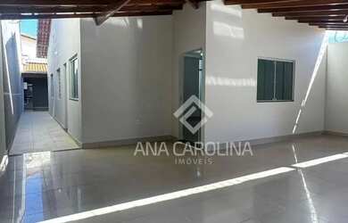 Imagem: A casa possui 3 Dormitórios, 1 Banheiro, 2 Vagas na garagem