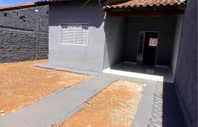 Imagem: A casa possui 2 Dormitórios, 1 Banheiro, 1 Vaga na garagem