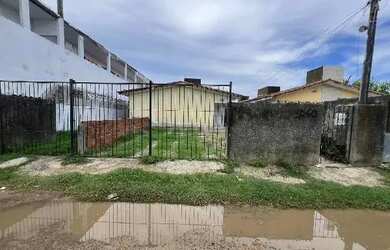 Imagem: A casa possui 2 Dormitórios, 1 Banheiro, 146m² de Área e