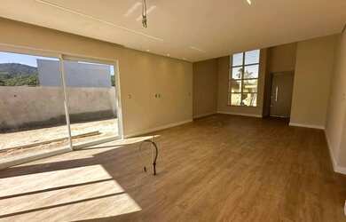 Imagem: A casa possui 3 Dormitórios, 3 Banheiros, 2 Vagas na garagem