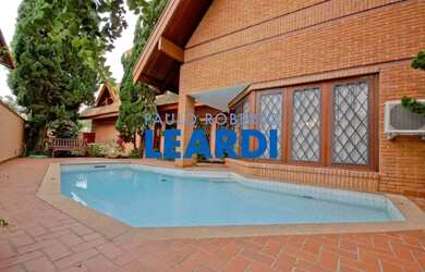 Imagem: A casa em condomínio possui 3 Dormitórios, 3 Banheiros, 4