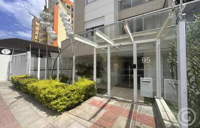 Imagem 3: Apartamento semimobiliado com sacada e churrasqueira na Trindade