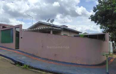 Imagem: A casa possui 2 Dormitórios, 1 Banheiro, 2 Vagas na garagem