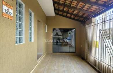 Imagem: A casa possui 3 Dormitórios, 2 Banheiros, 2 Vagas na garagem