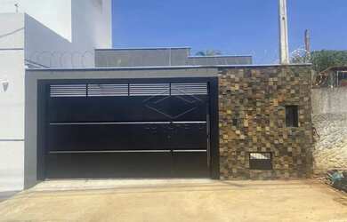 Imagem: A casa possui 3 Dormitórios, 2 Banheiros, 2 Vagas na garagem