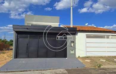 Imagem: A casa possui 3 Dormitórios, 1 Banheiro, 2 Vagas na garagem