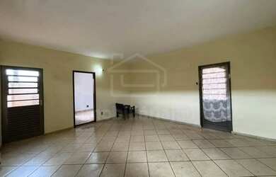 Imagem: A casa possui 3 Dormitórios, 1 Banheiro, 2 Vagas na garagem