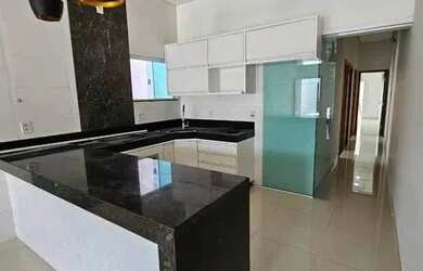 Imagem: A casa possui 3 Dormitórios, 2 Banheiros, Varanda e está localizado