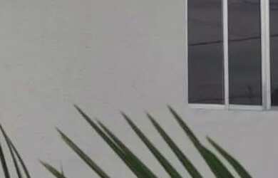 Imagem: A casa possui 2 Dormitórios, 2 Banheiros, 2 Vagas na garagem