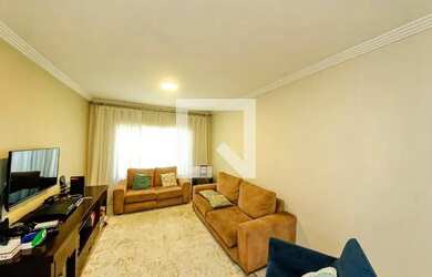 Imagem: A casa possui 4 Dormitórios, 5 Banheiros, 4 Vagas na garagem