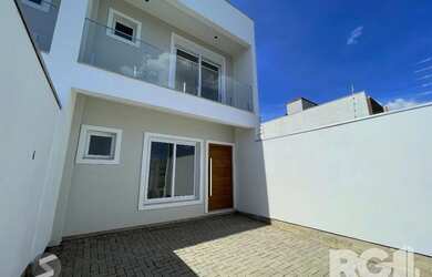 Imagem: A casa possui 3 Dormitórios, 3 Banheiros, 2 Vagas na garagem