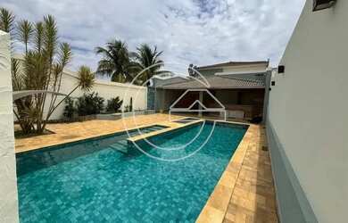 Imagem: A casa possui 3 Dormitórios, 1 Banheiro, 2 Vagas na garagem