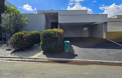 Imagem: A casa em condomínio e possui 3 Dormitórios, 5 Banheiros