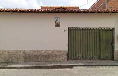 Imagem: A casa possui 3 Dormitórios, 1 Banheiro, 1 Vaga na garagem