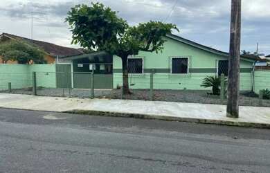 Imagem: A casa possui 3 Dormitórios, 2 Banheiros e 2 Vagas na garagem