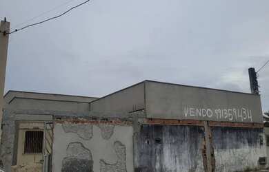 Imagem: A casa possui 3 Dormitórios, 2 Banheiros, 4 Vagas na garagem