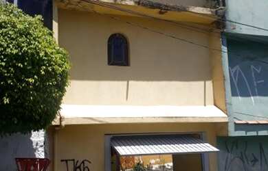 Imagem: A casa possui 2 Dormitórios, 1 Banheiro, 3 Vagas na garagem