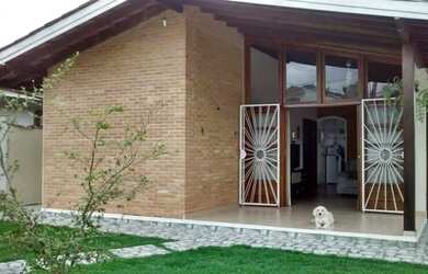 Imagem: A casa possui 4 Dormitórios, 3 Banheiros, 4 Vagas na garagem