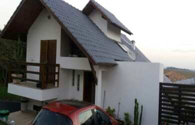 Imagem: A casa possui 3 Dormitórios, 4 Banheiros, 2 Vagas na garagem