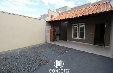 Imagem: A casa possui 2 Dormitórios, 1 Banheiro, 2 Vagas na garagem