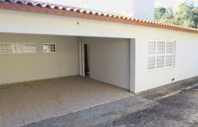 Imagem: A casa possui 3 Dormitórios, 3 Banheiros, 4 Vagas na garagem