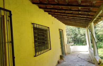 Imagem: A chácara possui 4000m² de Área e Varanda e está localizado