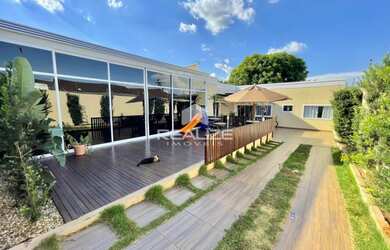 Imagem: A casa possui 3 Dormitórios, 4 Banheiros, 5 Vagas na garagem