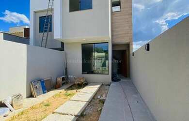 Imagem: A casa possui 3 Dormitórios, 2 Banheiros, 1 Vaga na garagem