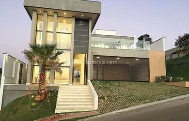 Imagem: A casa em condomínio possui 4 Dormitórios, 5 Banheiros, 3