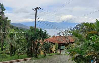 Imagem: A casa possui 3 Dormitórios, 1 Banheiro, 2 Vagas na garagem
