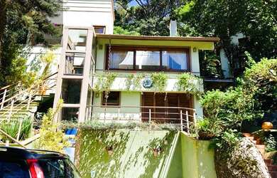 Imagem: A casa possui 4 Dormitórios, 2 Banheiros, 5 Vagas na garagem