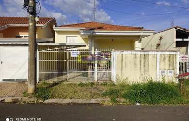 Imagem: A casa possui 3 Dormitórios, 3 Banheiros, 1 Vaga na garagem