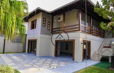 Imagem: A casa possui 3 Dormitórios, 3 Banheiros, 4 Vagas na garagem