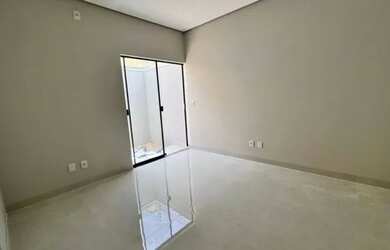 Imagem: A casa possui 3 Dormitórios, 2 Banheiros, 1 Vaga na garagem