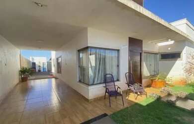 Imagem: A casa possui 2 Dormitórios, 2 Banheiros, 3 Vagas na garagem