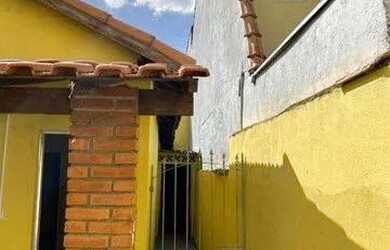 Imagem: A casa possui 2 Dormitórios, 1 Banheiro, 1 Vaga na garagem