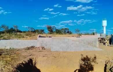 Imagem: O terreno possui 850m² de Área e está localizado em Almeida